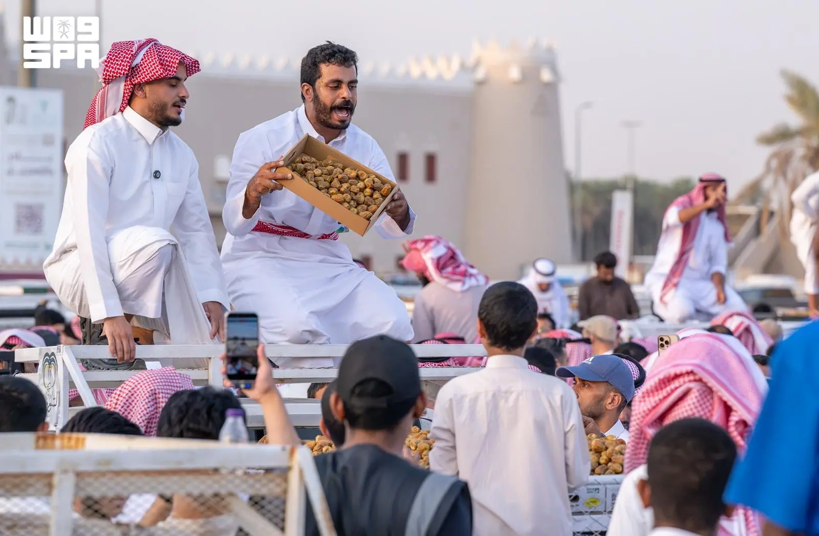 أكثر من 400 "مسوق" يديرون حركة المزاد في كرنفال بريدة للتمور